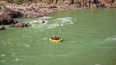 Ganga Nehri 'nde Rafting Yapan Hintli İnsanlar
