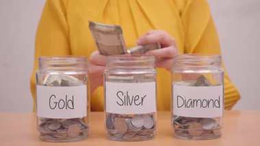 Altın, Mücevher ve Elmas olarak Tasarruf Ediliyor, Hint Rupisi