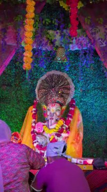 Ganesh Aarti 'ye hazırlanan insanlar Ganesh Chaturthi' de