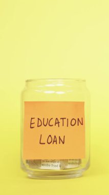 Eğitim kredisini ödemek için para biriktirme videosu. Cam kavanoza Hint Rupisi koymak