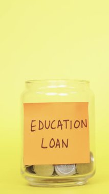 Eğitim kredisini ödemek için para biriktirme videosu. Cam kavanoza Hint Rupisi koymak