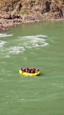 Ganga Nehri 'nde Rafting Yapan Hintli İnsanların Dikey Videosu