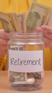 Emeklilik için Para Kaydetmenin Dikey Videosu