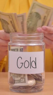 Altın İçin Para Kaydetmenin Dikey Videosu