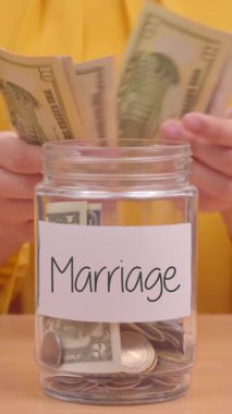 Evlilik için Para Kaydetmenin Dikey Videosu