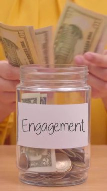 Bağlanmak için Para Kaydetmenin Dikey Videosu