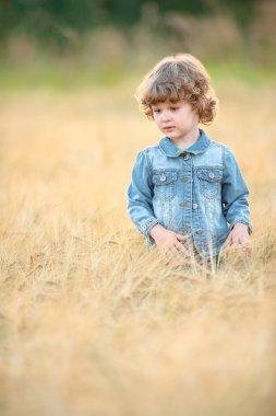 Buğday tarlasında küçük bir kız