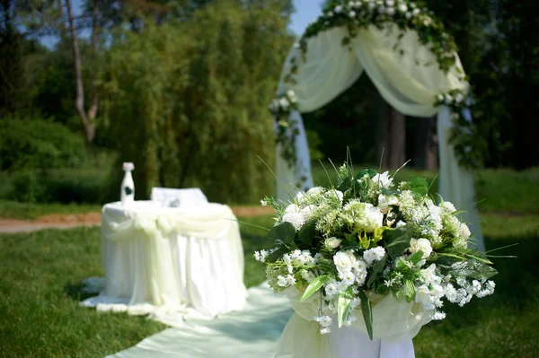 Beautiful white wedding arch decorated with white and green flow — Stock Photo, Image