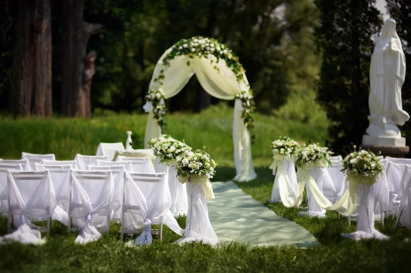 Green backyard with statue and arch for a wedding ceremony — Stock Photo, Image