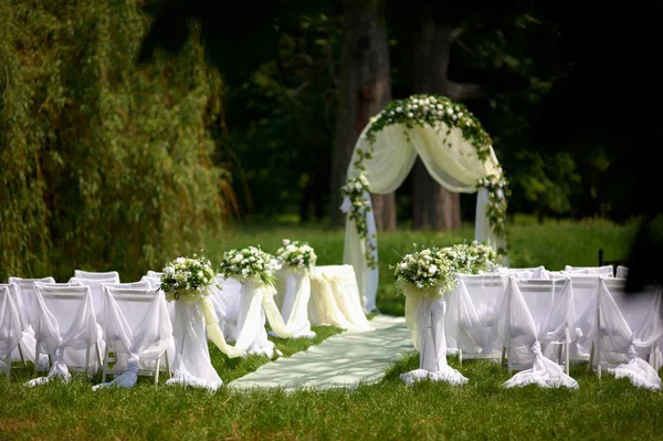 Wedding setting on the park — Stock Photo, Image