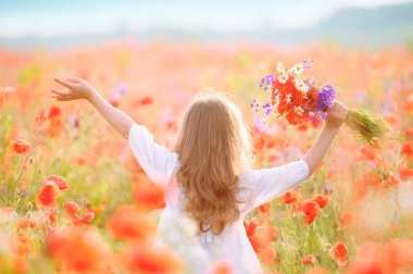 gün batımında haşhaş bir alanda güzel kız