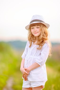 genç güzel kız field yakınındaki şapkalı bir poz