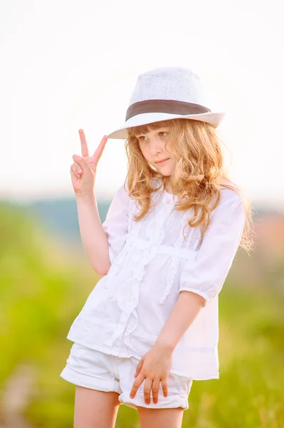 Fiatal gyönyörű cutie pózol egy kalap közelében a mező — Stock Fotó