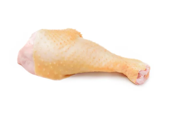 Сырая куриная нога изолирована на белом фоне — стоковое фото
