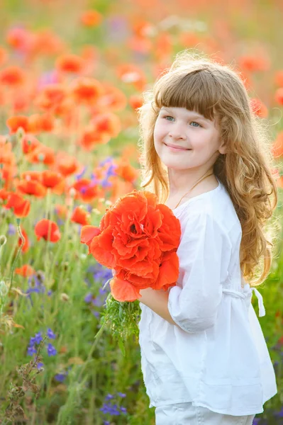 Petite fille mignonne avec un bouquet de coquelicots se tient dans un champ — Photo