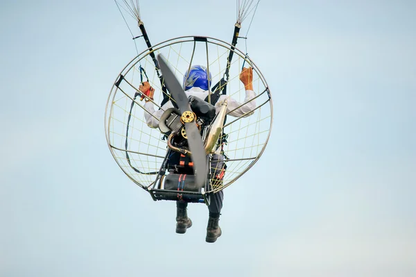 Paramotor flying in the air — Stock Photo, Image