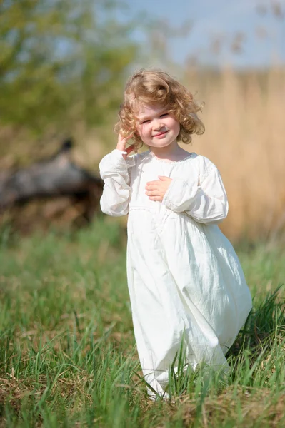 Enfant souriant fille 4-5 ans portant une robe blanche élégante posant — Photo