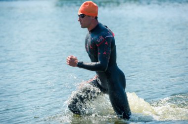 Triatlon Ukrayna ve Bila Tserkva fincan fincan. 24 Temmuz 2016 Bila Tserkva, Ukrayna. Koşucular rekabet
