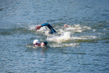 Su kadar çalkalama triatlon yüzücüler.