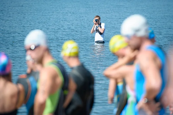 Fotógrafo deportivo durante una sesión de fotos en el agua. Profundidad superficial —  Fotos de Stock