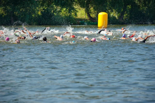 Triatlón participantes en la parte de natación de la carrera —  Fotos de Stock