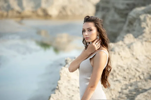 若いですセクシー日焼けした美しいです女性立っている砂の上に海の近く — ストック写真