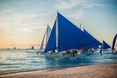 Gün batımında, Boracay Adası Yelkenliler