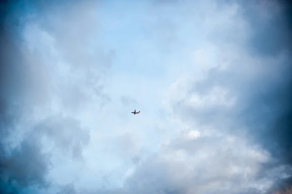 Avion parmi les nuages — Photo
