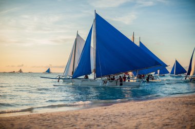 Gün batımında, Boracay Adası Yelkenliler