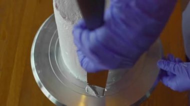 Şef beyaz süsleme kek