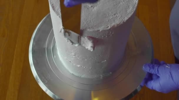 Chef-kok bijgerechten witte cake — Stockvideo