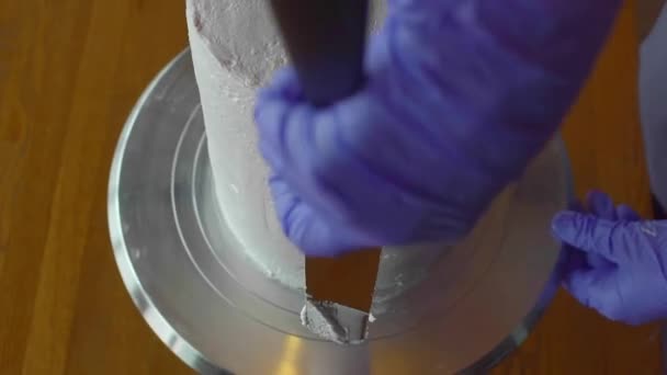 Шеф-повар украшает белый торт — стоковое видео