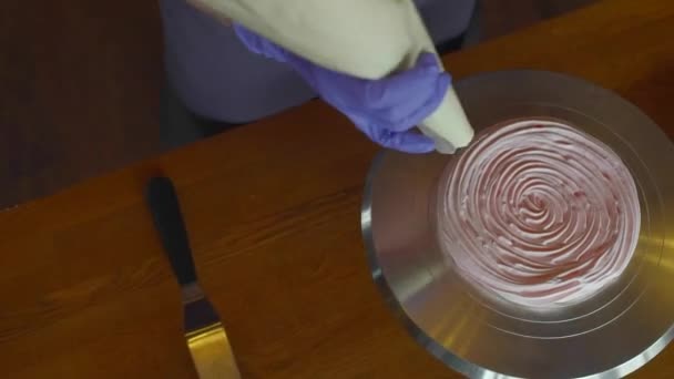 Pastelero preparando pastel — Vídeos de Stock