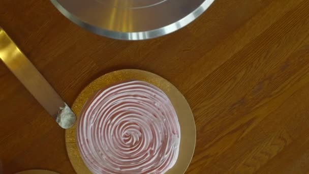 Кондитер украшает торт ягодами — стоковое видео