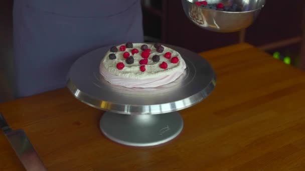 Confectioner preparing cake — Stock Video