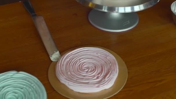 Кондитер прикрашає торт ягодами — стокове відео