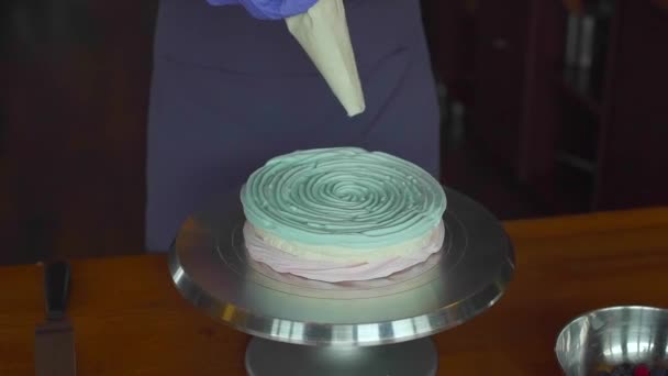 Кондитер готовит торт — стоковое видео