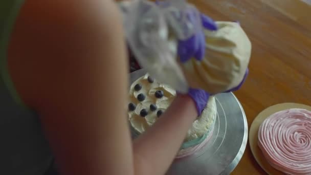 Кондитер підготовка торт — стокове відео