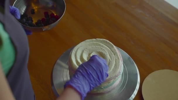 Pastelero preparando pastel — Vídeos de Stock