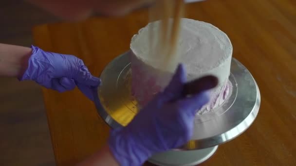 Повар гарнир торт с полосками — стоковое видео