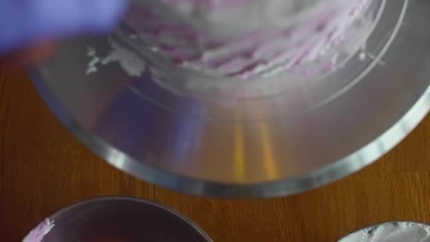 Szef kuchni dekorować tort z paskami — Wideo stockowe