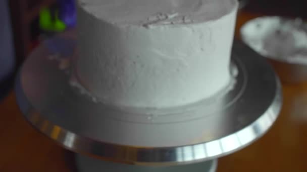 Bolo de enfeite chef pasteleiro — Vídeo de Stock