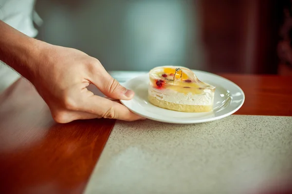 Обручальное кольцо в торте — стоковое фото