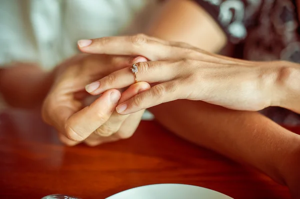 Hombre pone mujer anillo de compromiso — Foto de Stock