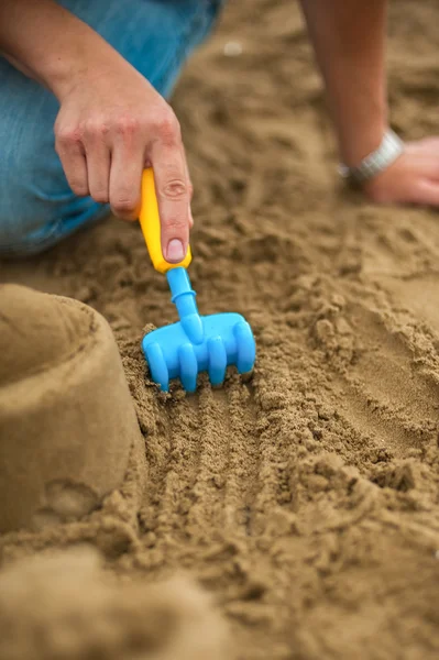 Mano facendo uno stampo di sabbia utilizzando stampi — Foto Stock