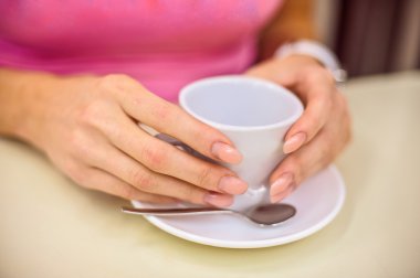 Kadınların elleri ile bir fincan çay