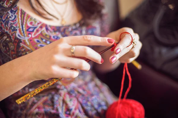 A mulher tricota um fio vermelho de suéter — Fotografia de Stock