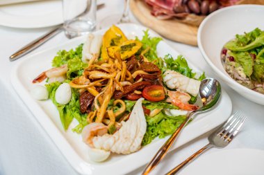 Deniz ürünleri salatası - karides, kalamar ahtapot