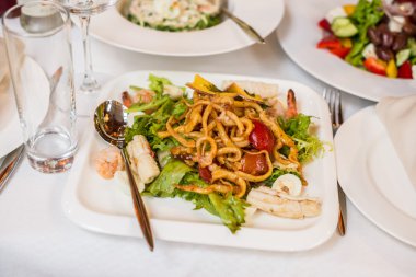 Deniz ürünleri salatası - karides, kalamar ahtapot