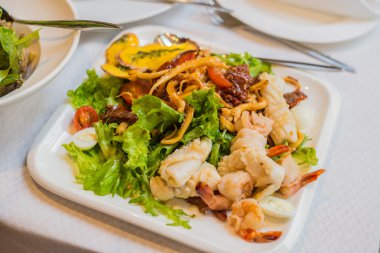 Deniz ürünleri salatası - karides, kalamar ahtapot